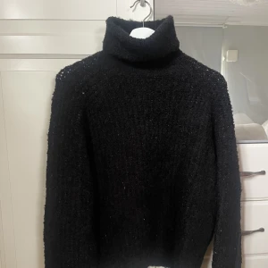 Tröja - Stickad tröja med krage från nakd i strl xs🖤frakten är inräknad i priset 
