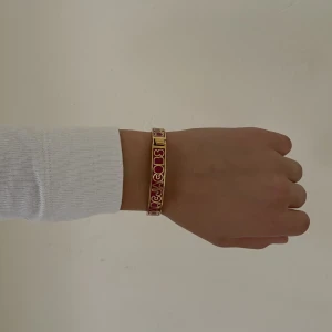 Stelt armband - Fint guldigt och rött stelt armband från Marc by Marc Jacobs. Kan öppnas.