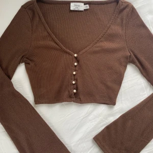 brun kofta  - En brun söt stickad kofta från NAKD, köptes på sellpy💓 Säljer då den inte kommer till användning, hör av er vid frågor! 