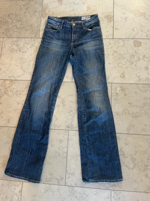 Lw crockerjeans - Säljer ett par crockerjeans. Dem är bootcut och lågmidjade. Säljer då dom är förstora för mig. Dom är i bra skick och ser så gott som nya ut!