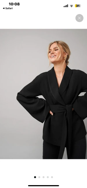 Blazer - Blazer/kimono från Hanna schöbberg med NA-KD, använd en gång sen bara hängt i garderoben. Köpt för 799kr