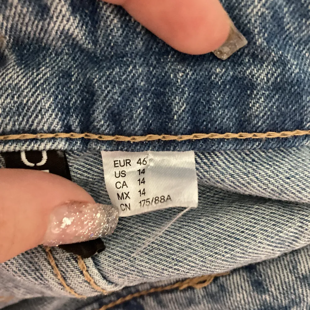 Lågmidjade vida jeans ifrån hm. Inte super mycket använda, sköna och snygga!😍 Tar endast Swish och postar så snabbt som möjligt!🤩. Jeans & Byxor.