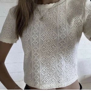 Brodrerad t-shirt Zara - Superfin t-shirt/topp från Zara som inte säljs länge, endast testad på. Bilderna är lånade så hör av er om ni vill ha egna, kram!💓💓