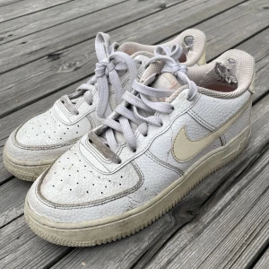 Air force 1 - Ett par Nike air force 1 i storlek 37,5. De är i relativt bra skick dock slitet innuti skon vid hälarna. Ca 1000kr i nypris. Loggan och baktill skon har en beige/aprikos färg. 