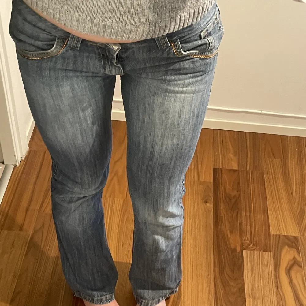 Lågmidjade jeans som är som nya. Säljer pga att de inte passar mig helt perfekt :) Superfina!! Storlek 40 men skulle säga att de passar 38/M också💖. Jeans & Byxor.