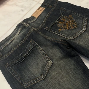 vintage bootcut jeans - feta vintage bootcut jeans med tvärsnygg tvätt. har rhinestones vid framsida fickor samt tryck på ena bakfickan. lowwaist och i dunderskick. xs/s. jag är 166. midjemått: 76. innerben; 80. 