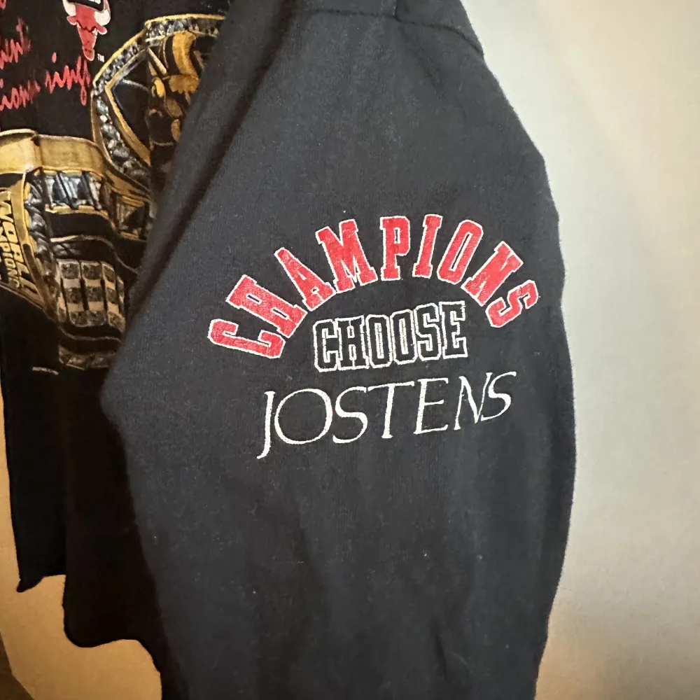 Chicago Bulls championsship tröja gjort för att hylla segern i 1992 NBA finalen   Använd sparsamt   Storlek XL men sitter som L. T-shirts.
