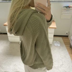 Stickad kofta - Stickad kofta med luva från Marks & Spencer, endast använd en gång. Kan tänka mig gå ned i pris vid snabb affär!