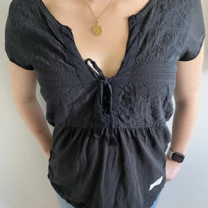 Svart odd Molly blus - Söt svart blus från odd Molly. Den har brodyr upp till. Den är i storlek 2 vilket morsvarar M. Jag har storlek S och den sitter bra på mig. 