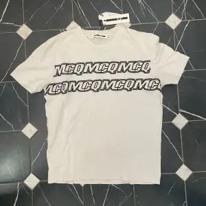 En Alexander MC Queen t-shirt. Det finns ett litet hål på axeln och därav är prisger ganska lågt. Hör av er för fler bilder 🤩