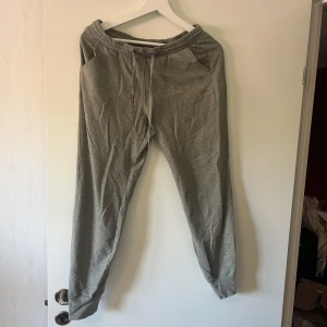 Mjukisbyxor - Mjukisbyxor i gröngrå färg. 