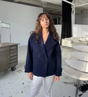 Kappa design by si - Säljer min fina kappa (Gina coat) i marinblå färg (navy) från Design by si. Kappan är endast testad på så inga defekter 