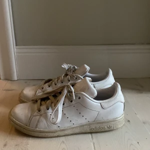 Adidas Stan Smith  - vita sneakers, använda men absolut inte slitna 😊 