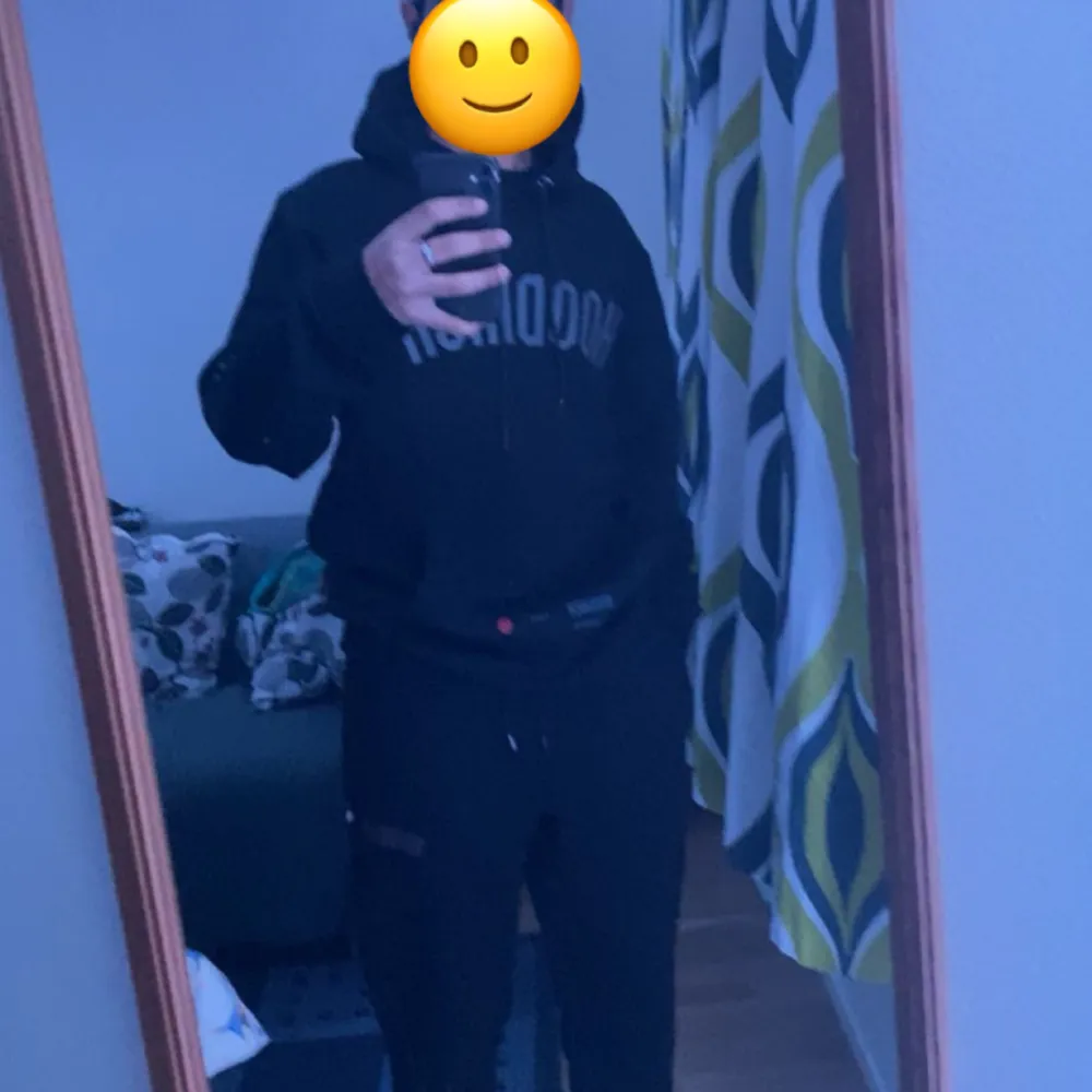 Säljer den för den va för stor dem har slutat sälja ut sån vet inte Vrf men om du hittar säg till för vill köpa en side mindre ”som ny” Large . Hupparit & Collegepaidat.