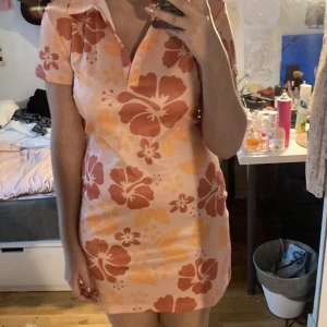 Klänning - Knä längd V krage men en krage Kort ärmad 