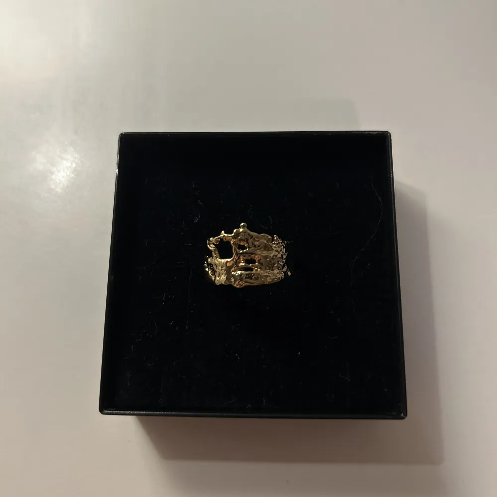 Säljer denna helt nya ring som är helt oanvänd. Jättefin guldplaterad ring från pilgrim. Ringen är justerbar vilket gör att den passar alla!  Nypris: 399. Accessoarer.