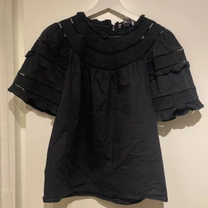 & Other Stories  - Svart topp från & Other Stories. Knappt använd! Skiv för fler bilder. Pris kan diskuteras. 