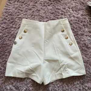 Vita kostym shorts från zara i storlek s med guld detaljer.