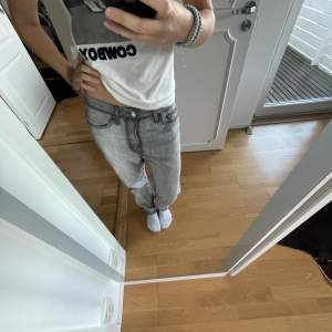 Säjer dessa jeans från Levis i en unik grå färg!!✨dem är as snygga och bekväma✨