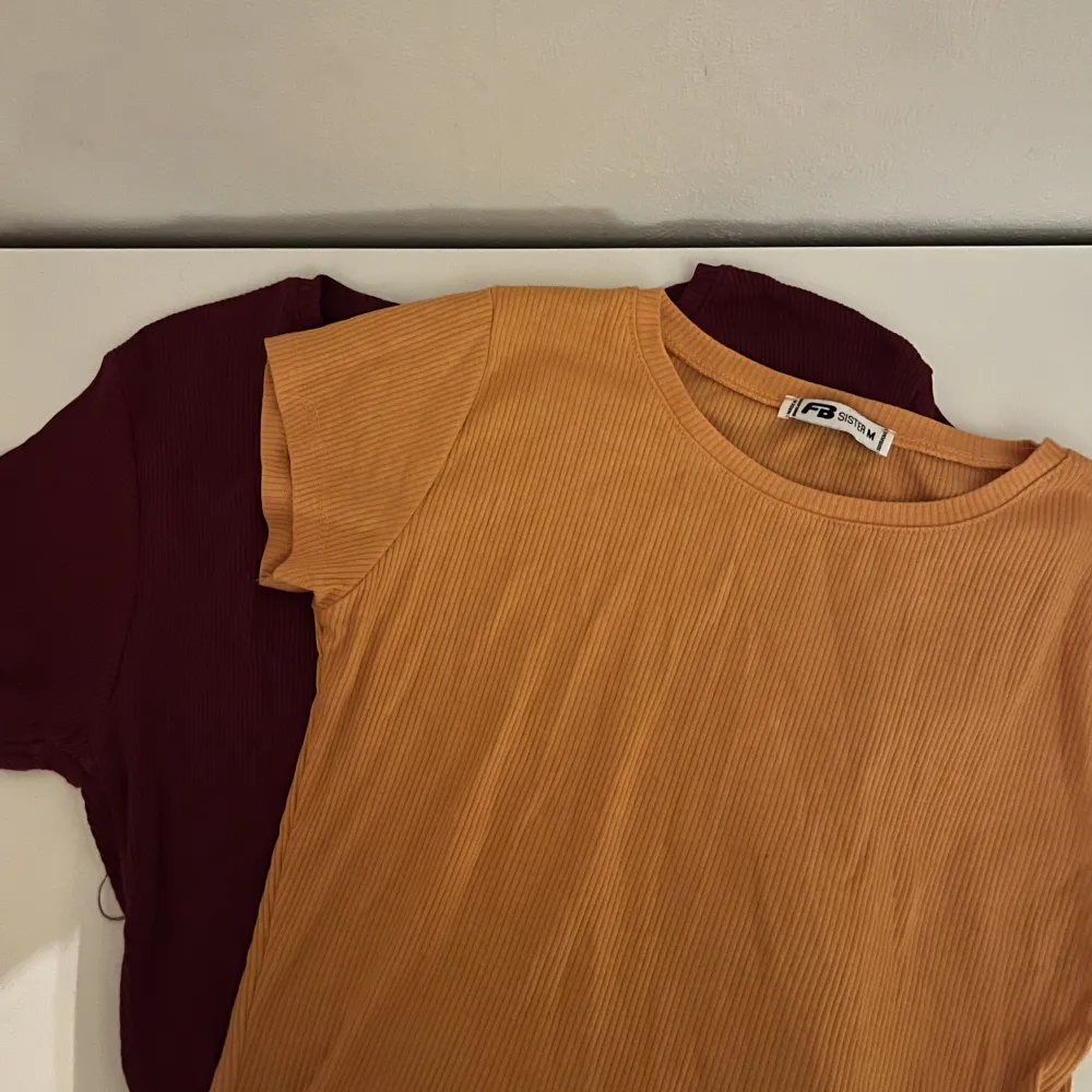 (Tryck inte på köp nu direkt) två basic t shirts i orange o vinröd, den röda är i storlek L och den orangea är M❤️50kr för båda. T-shirts.