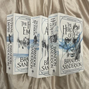 Mistborn serien  - Säljer alla tre böcker i Mistborn serien (alla är på engelska) böckerna är i använt skick men det är inget fel på dem. JUST NU FRI FRAKT 