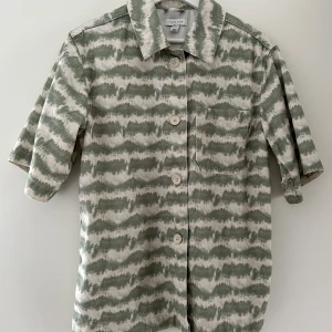 Oversized kortärmad skjorta - Strl 36-38 Tvättad en gång 