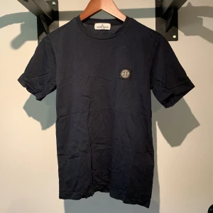 Stone Island t-shirt - En mörkblå t-shirt från märket Stone Island.