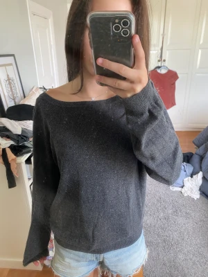 Stickad tröja mörk grå ifrån Vila - Jätte fin stickad grå tröja ifrån vila, ganska använd men det märks knappast. Super lent och skönt material. Nypris 399kr. Jag är en XS/S tjej 160 cm ish och den passar mig perfekt även fast storleken är L/XL ❤️❤️