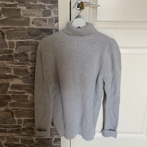 Stickad tröja med hög krage.  - Fint stickad tröja med hög krage från märket FSBN.