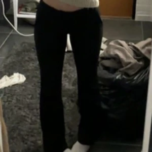 Lågmidjade kostymbyxor bikbok - Säljer dessa då de är för små för mig!!💞Nypris 499 kr, Stl 34, Oanvända, Slits nedtill, något små i storleken