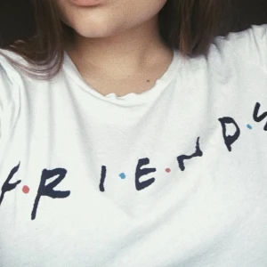 Friends T-shirt - Friends t-shirt från H&M i storlek M. Väldigt tunnt och skönt material! Använt men gott skick