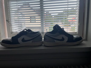 Jordan 1 low shadow toe - Säljer nu min jordans 1 low shadow toe då dom är får små för mig lite små fläckar som inte går bort men dom syns knappt. Priset går att sänkas skriv om man vill ha fler bilder.