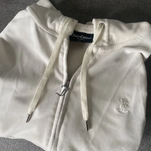 Juicy Couture tröja - Vit Juicy Couture tröja i storlek XS, tröjan är i fint skick. Nypris 1 199kr