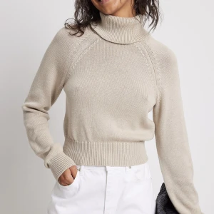 Stickad tröja - Säljer min fina beiga stickade tröja. Den är använd vid ett par tillfällen men är i fint skick! För fler bilder är det bara att skriva🧡