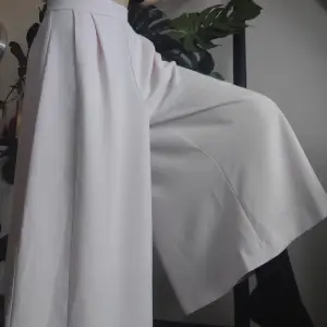 Luftiga byxor som ser ut som en kjol. 