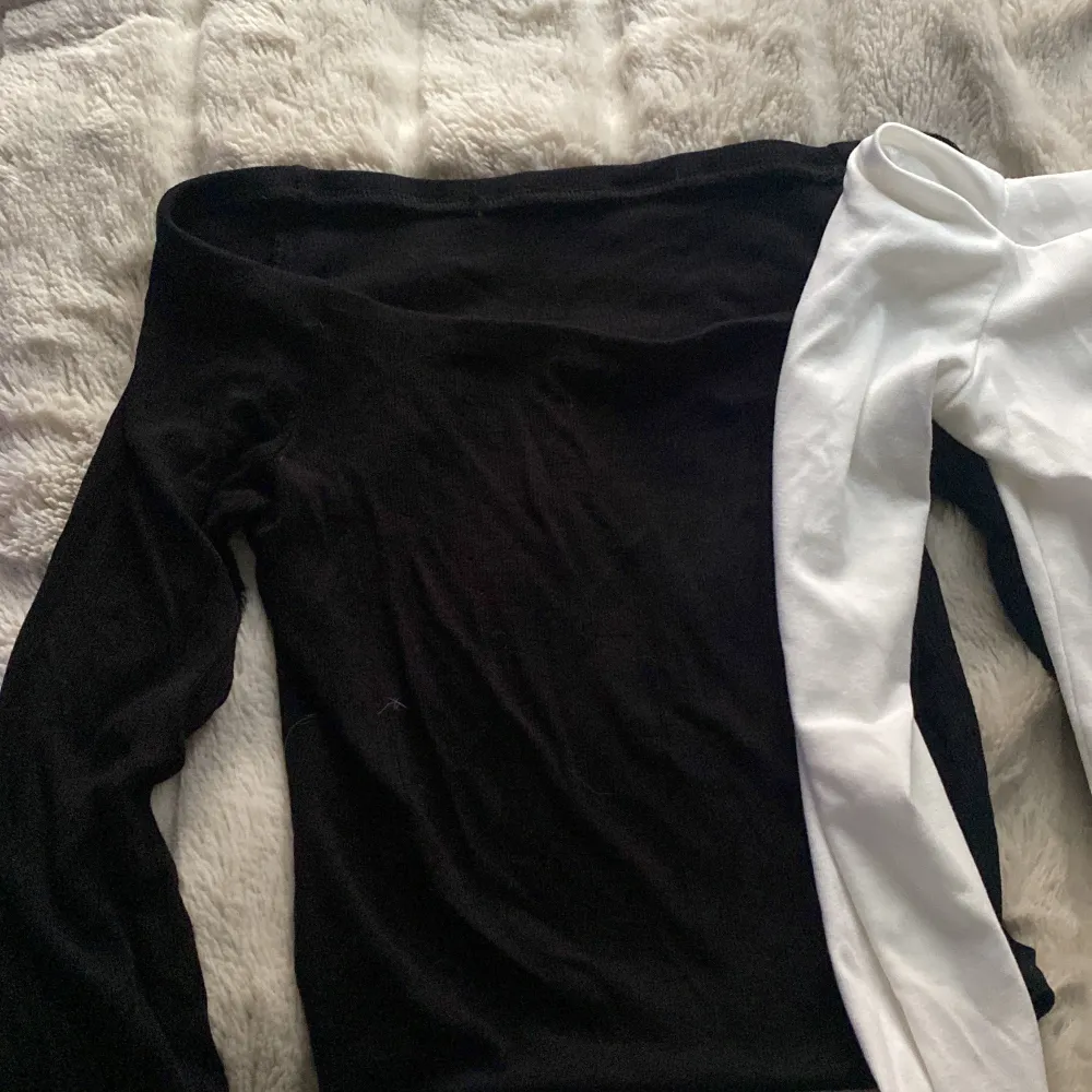 Säljer dessa 2 st off shoulder tröjor i svart och vit då de inte kommer till användning! Strl XS på båda! . Toppar.