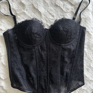Korsett - Korsett i strl XS, passar även S. Aldrig använd. Justerbar i ryggen.