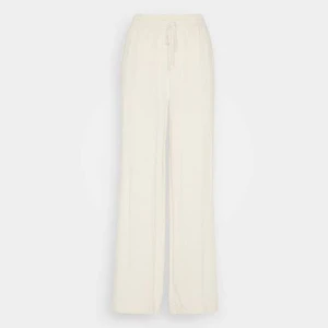 Linne byxor från CHIQUELLE - Linnebyxor från CHIQUELLE endast använda en gång utomlands. Fint tyg som lägger sig fint på kroppen och de är gräddvita och lite strukturerade/reglade så perfekt till sommaren. Köpta på chiquelle i MOS. Passar dig med storlek 36-38! 