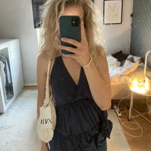 pärl väska  - Jätte söt ny väska från zara🙌🏼 Den är vit med pärlor på både bandet och på själva väskan. Säljer då den tyvärr inte kom till användning, inga slitningar alls eftersom den är helt ny, nypris 499kr💗