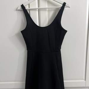 En basic svart klänning från H&m som aldrig är använd! Storleken är 40 men passar även dem som har 38