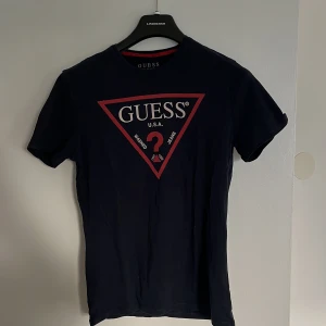 Guess T-shirt - Guess t-shirt mörkblå i storlek M, men sitter ungefär som en S. Skicket är fint och som vanligt nås jag på dm för frågor mm.
