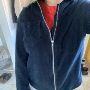 Manschesterjacka - Så ball jacka från knowledge cotton! Superfint skick🥰🥰❤️‍🔥