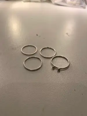 4 silver ringar från H&M. Knappt använda. Du kan köpa en för 10kr eller alla för 35kr inklusive frankt