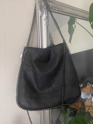 stella McCartney - En stor rymlig stella maccartney väska. Köptes på en loppis så osäker på om den är äkta eller inte därav priset🖤 