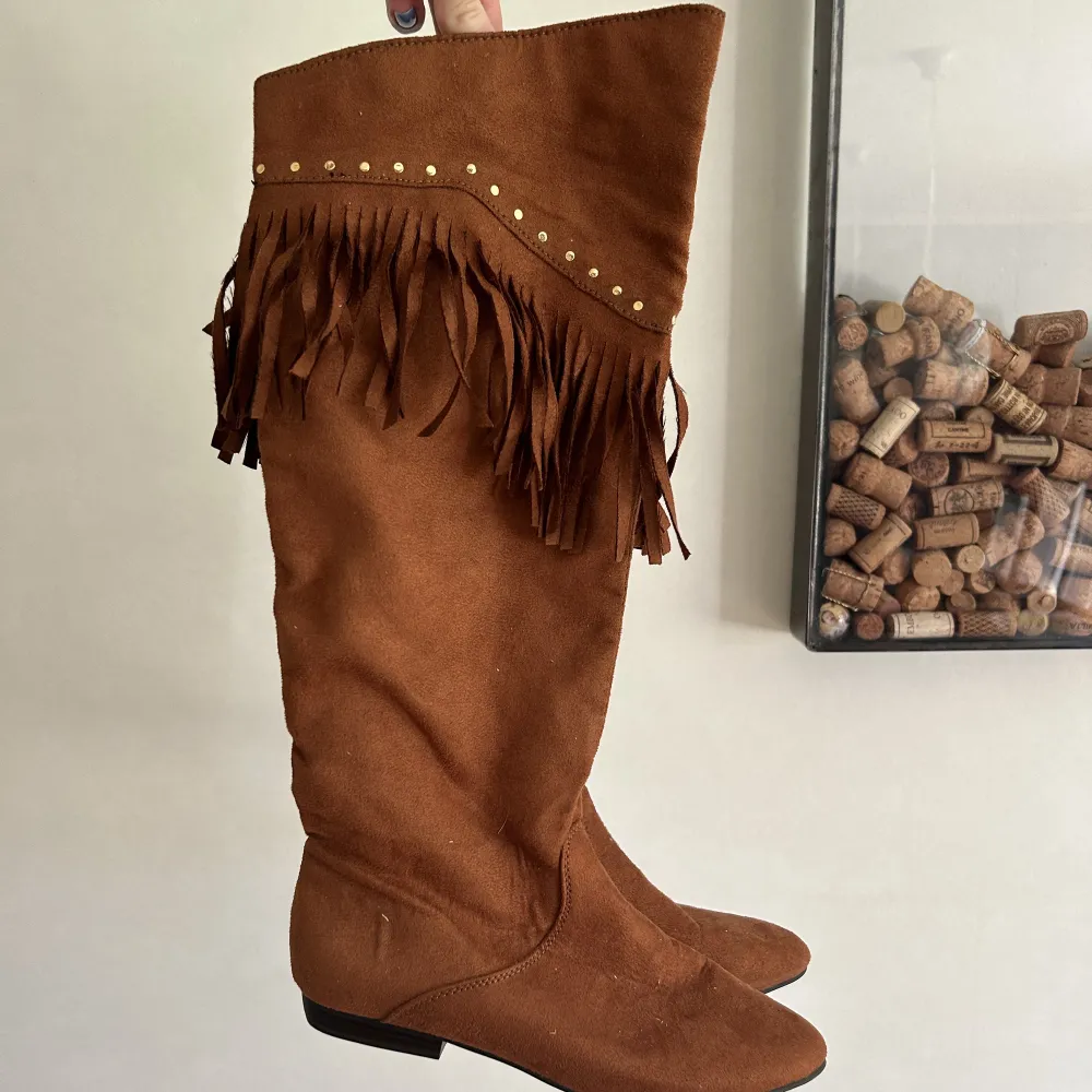 Snygga bruna boots köpta second hand, aldrig kommit till användning av mig! Väldigt bra skick☺️  Storlek 38 . Skor.