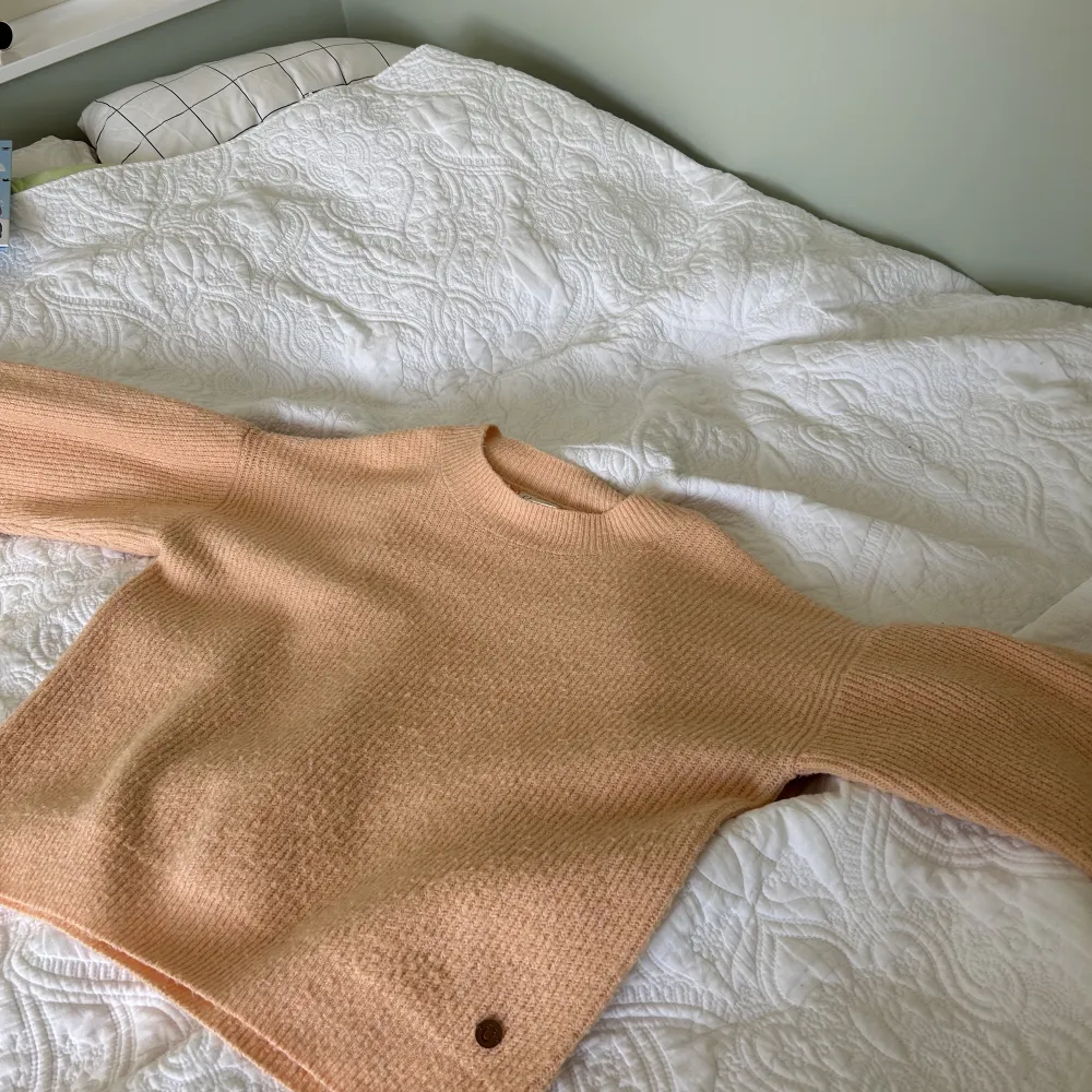 Säljer denna Coola stickade tröja från Kappahl i storlek 170 perfekt nu till hösten!🧡🥭obs tryck inte på köp nu! Var inte rädd att fråga!💘. Stickat.