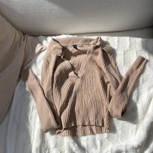 Ribbad topp - Säljer denna topp från hm då den inte kommer till användning🤍 köpare står för frakten