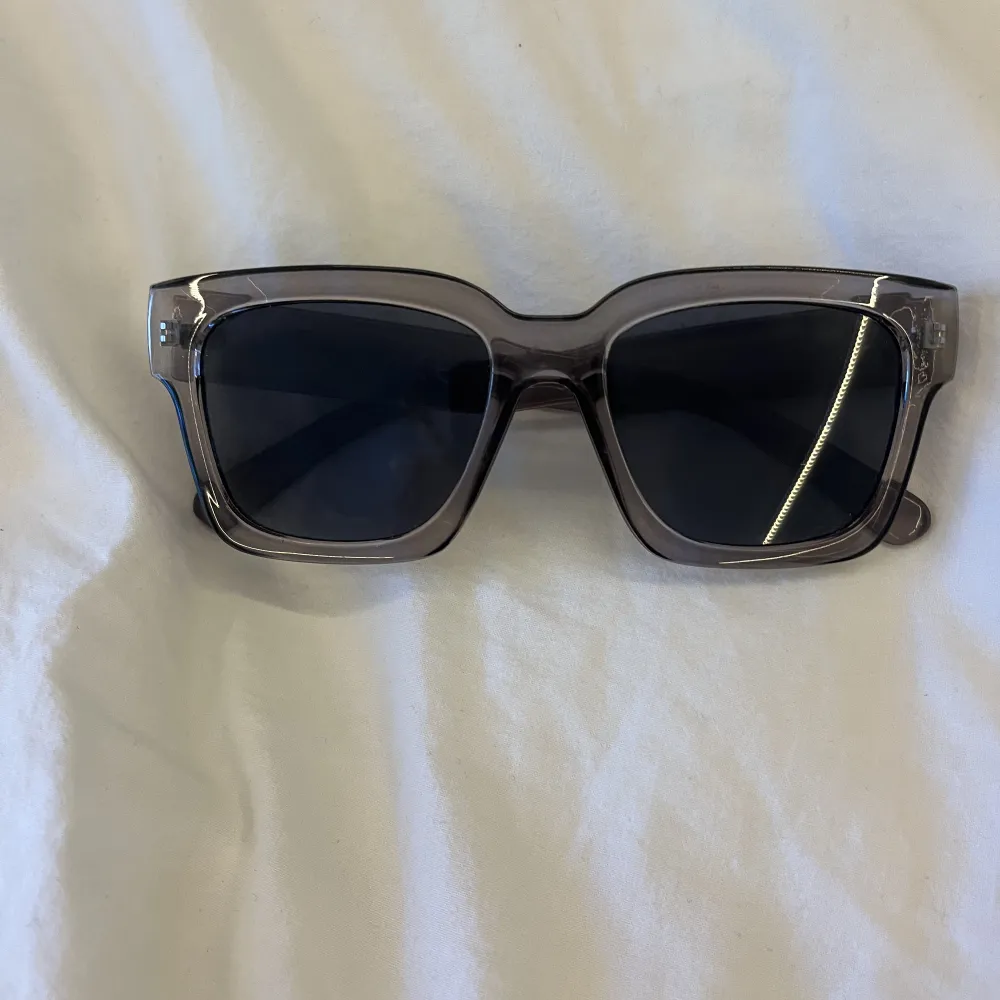 Säljer dessa Chimi-liknande solglasögonen. Använda sparsamt. Accessoarer.