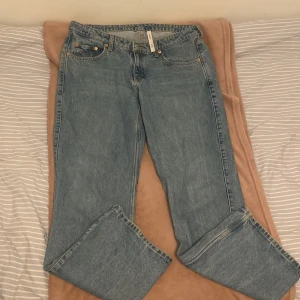 Weekday jeans modell arrow - Dom här jeansen är jätte fina och är i jätte bra skick. Dom köptes här på plick. Men passade tyvärr inte. Det är strl 31/32 och dom är lågmidjade.💕