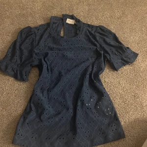 Blus  - En jätte fin blus köpt från vila men aldrig använd, prislappen finns dock inre kvar. (Kolla bild 2 för att färgen på tröjan inte riktigt syndes på första) 